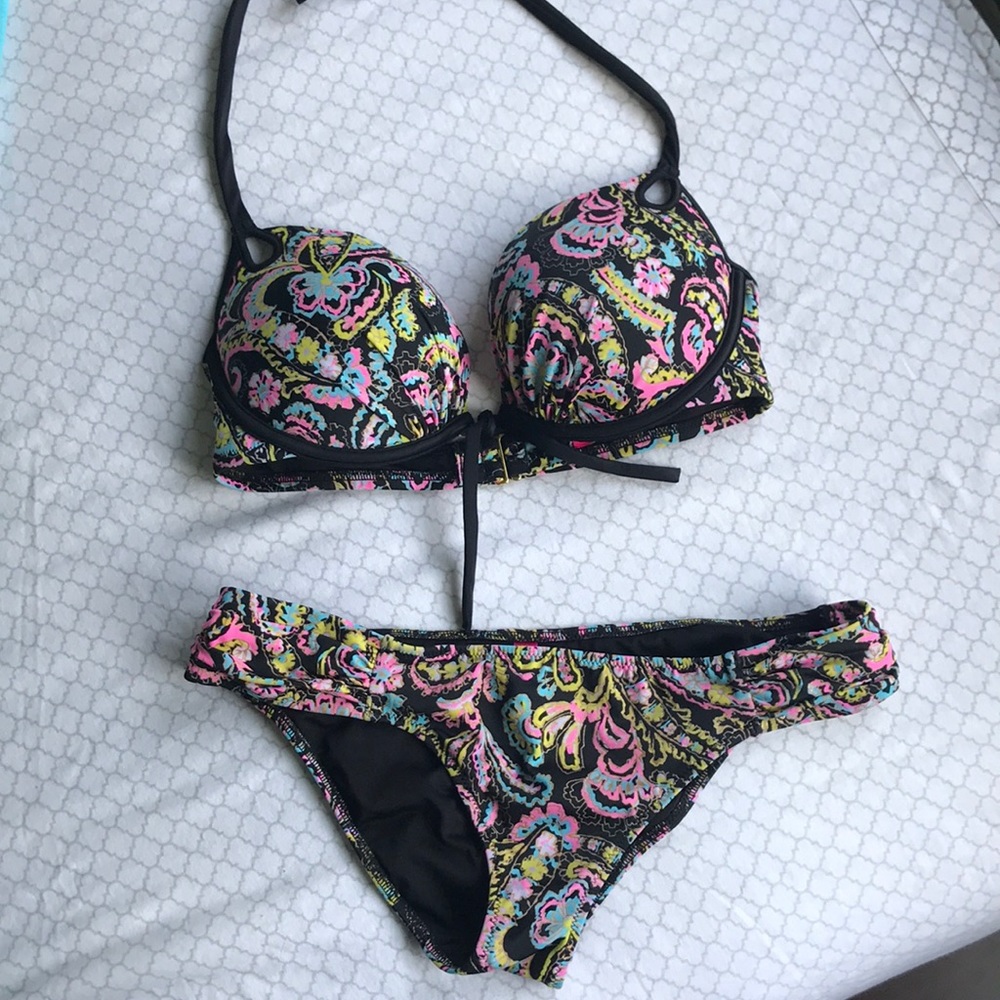Victoria’s Secret swimsuit 34D and small bottoms